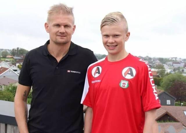 格纳布里：凯恩在防守中表现出色，进球归功于球队定位球教练