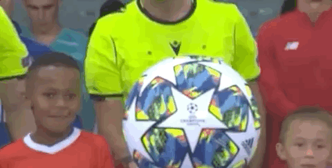 前锋关键时刻破门，球队士气高涨