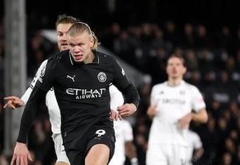 球员赛后把球鞋送给小球迷