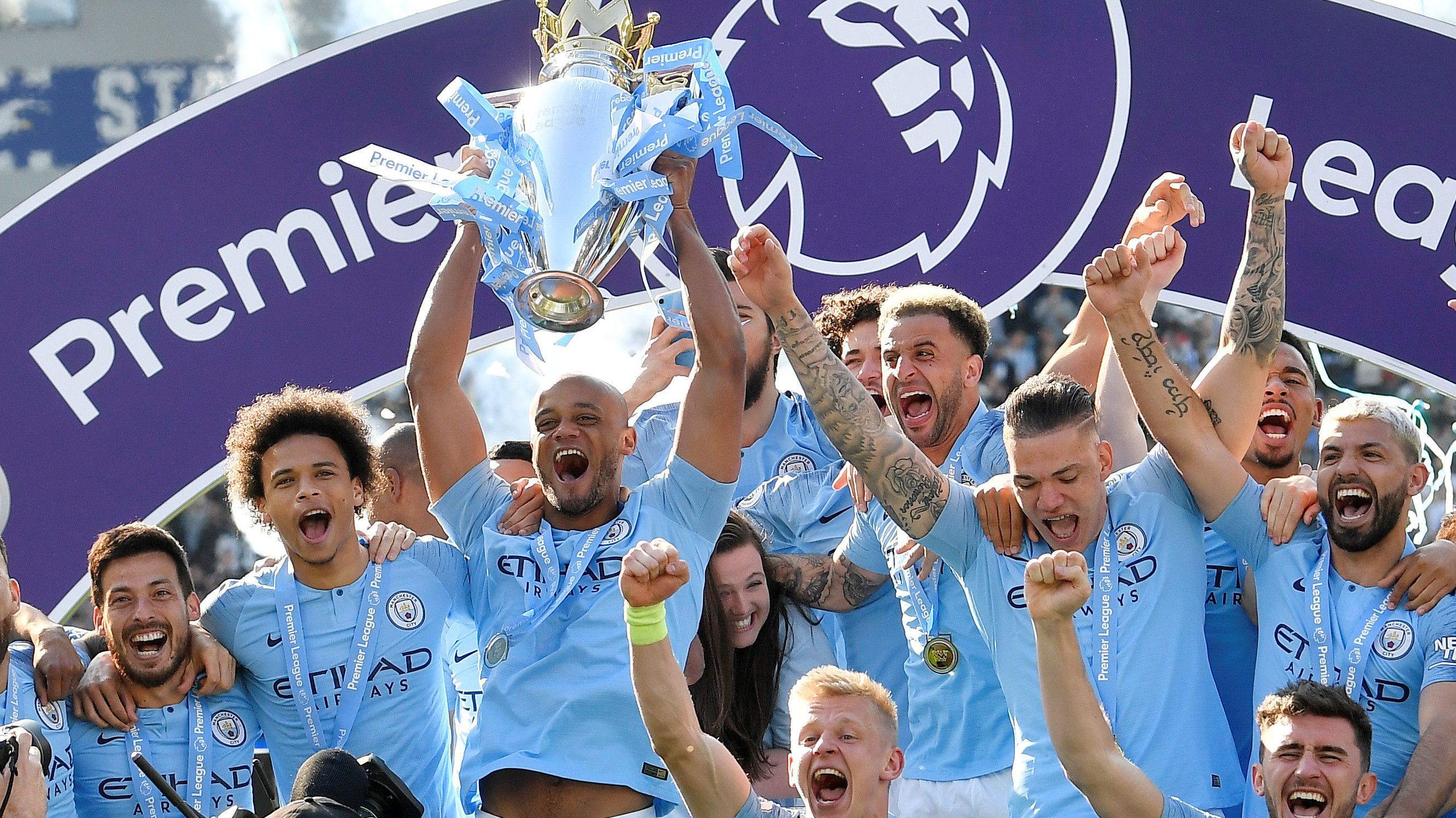 上海久事以111-72大胜四川丰谷，展现强大实力，全队多点开花，四川队虽努力但难敌强队。